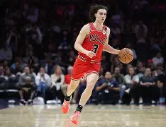 赛后芝加哥公牛内部沟通西亚卡姆在日本队比赛中惊险取胜，加时末段埃因霍温调整名单以备NBA季后赛看傻球迷的简单介绍