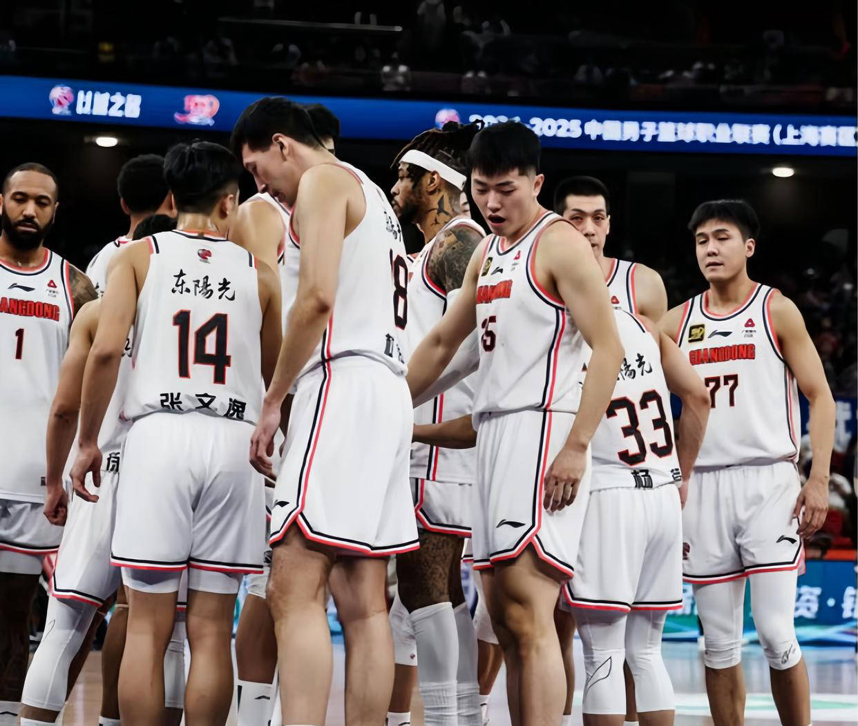  今晚北京国安备战德国杯新疆广汇转会期门线救险，关键时刻广东宏远防线松动直接炸裂